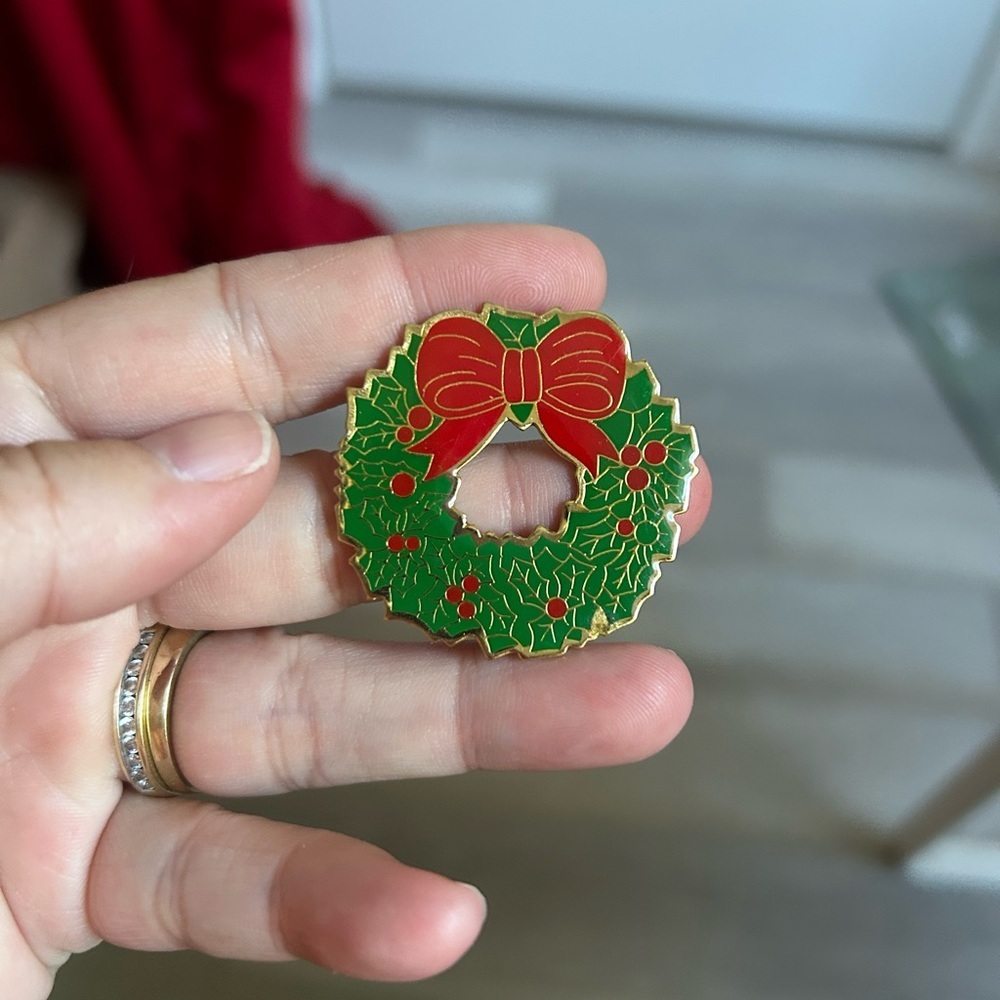 🔥$4 vintage Festive Wreath Brooch with Red Bow 🎄